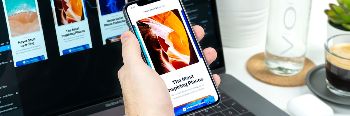 各种数字设备和应用程序图标围绕着一个大脑的创意图片，象征数字思维